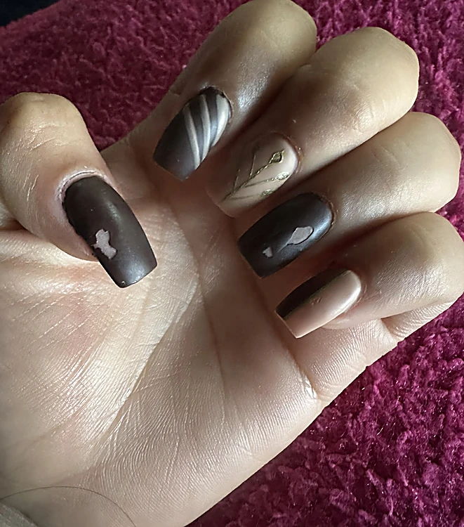 Uñas cuadradas en café mate y nude con vetas y diseños a mano