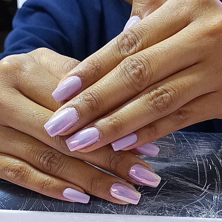 Uñas cuadradas en lila con efecto cromo