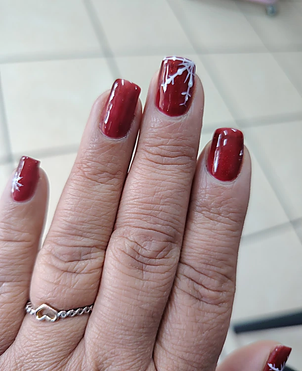 Uñas rojo vino con detalles plateados a mano